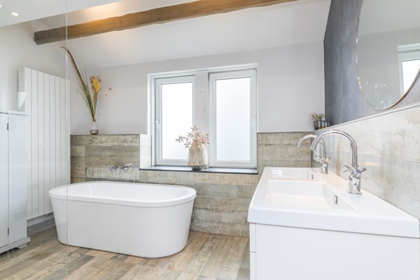 Foto - Te koop: Instapklare gemoderniseerde twee- onder- één kap woning uit 1969 met 144m2 wonen op een perceel van 391 m2 met een energielabel A in Simpelveld